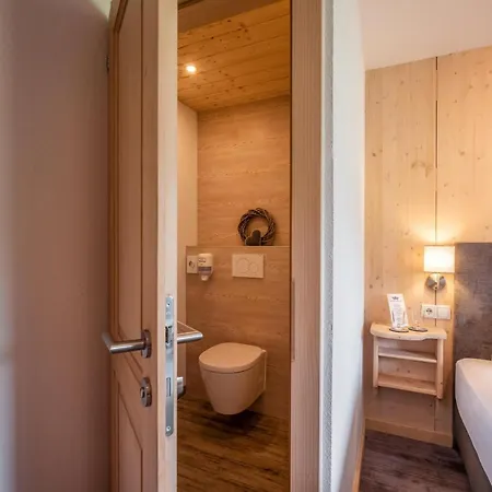 Edelweiss Bed and Breakfast 3*